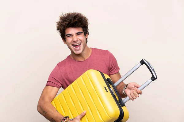 Joven Hombre Caucásico Sobre Fondo Aislado Vacaciones Sosteniendo Una Maleta — Foto de Stock