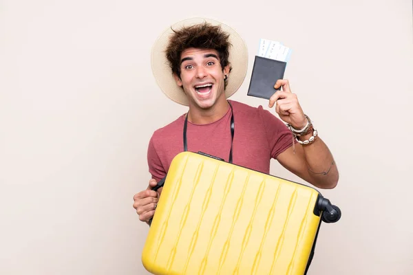 Jonge Blanke Man Geïsoleerde Achtergrond Vakantie Met Koffer Paspoort — Stockfoto