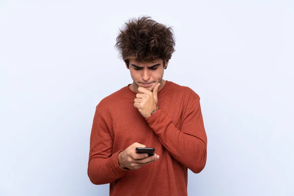 Young Caucasian Man Isolated Blue Background Thinking Sending Message — Stock Photo, Image