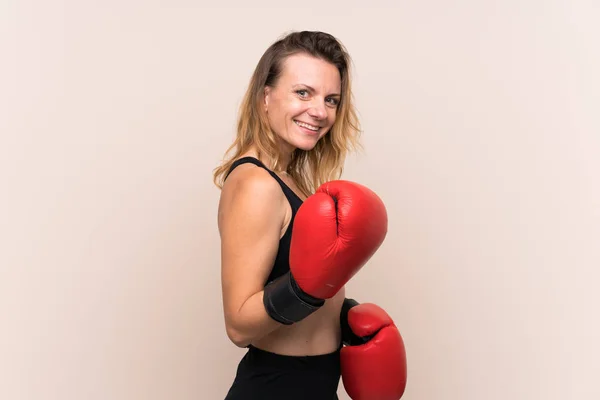 Mujer Deportiva Rubia Sobre Fondo Aislado Con Guantes Boxeo — Foto de Stock