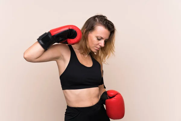 Blonde Sportlerin Mit Boxhandschuhen Vor Isoliertem Hintergrund — Stockfoto