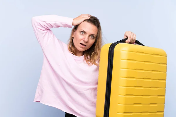 Mulher Loira Sobre Fundo Isolado Férias Com Mala Viagem Surpreso — Fotografia de Stock