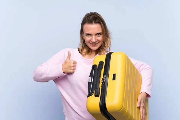 Mulher Loira Sobre Fundo Isolado Férias Com Mala Viagem Com — Fotografia de Stock