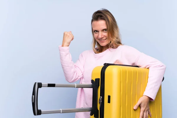 Donna Bionda Sfondo Isolato Vacanza Con Valigia Viaggio — Foto Stock