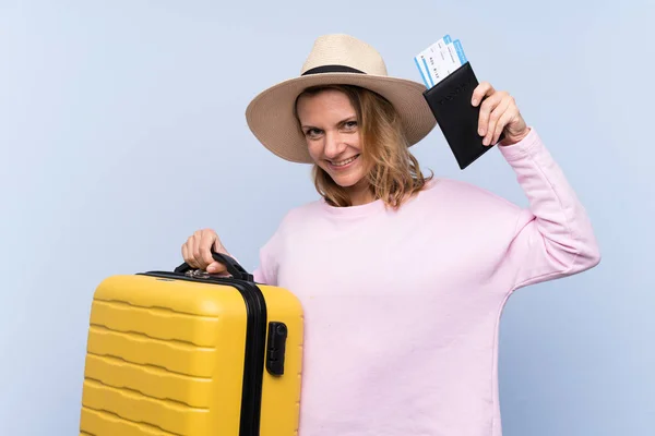 Blondine Mit Koffer Und Pass Urlaub — Stockfoto