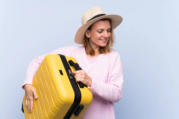 Mulher Loira Sobre Fundo Isolado Férias Com Mala Viagem Chapéu — Fotografia de Stock