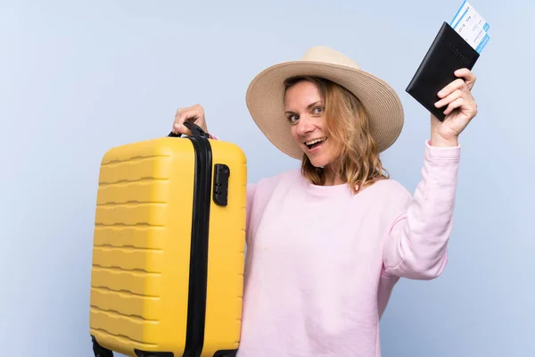 Mulher Loira Sobre Fundo Isolado Férias Com Mala Passaporte — Fotografia de Stock