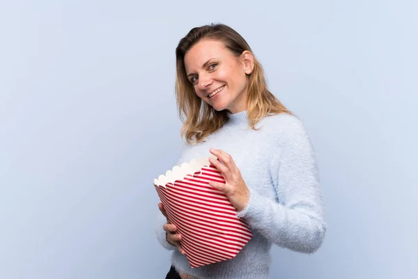 Blond Kvinna Över Isolerad Bakgrund Håller Stor Hink Popcorns — Stockfoto