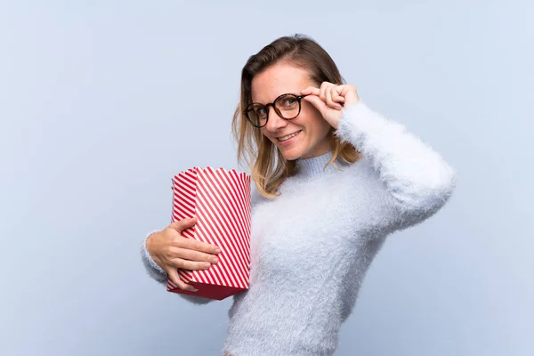 Blond Kvinna Över Isolerad Bakgrund Med Glasögon Och Hålla Stor — Stockfoto