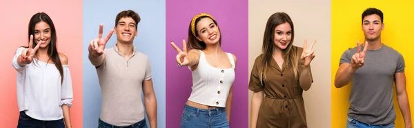 Conjunto Personas Sobre Fondo Colorido Sonriendo Mostrando Signo Victoria — Foto de Stock