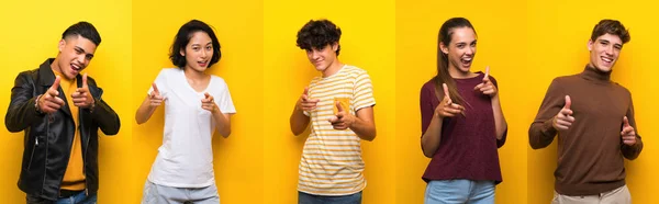 Conjunto Pessoas Sobre Fundo Amarelo Isolado Apontando Para Frente Sorrindo — Fotografia de Stock