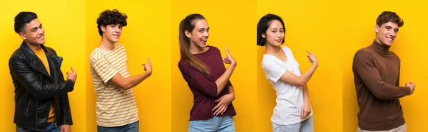 Ensemble Personnes Sur Fond Jaune Isolé Pointant Vers Arrière — Photo