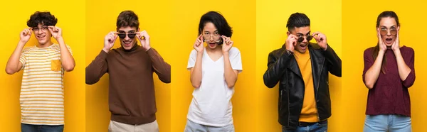 Gruppe Von Menschen Über Isoliertem Gelben Hintergrund Mit Brille Und — Stockfoto