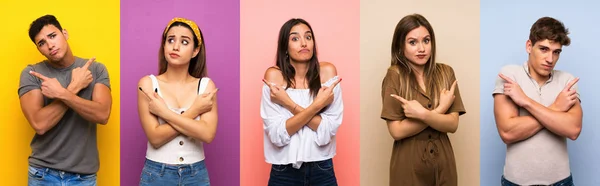 Conjunto Personas Sobre Fondo Colorido Apuntando Los Laterales Que Tienen — Foto de Stock