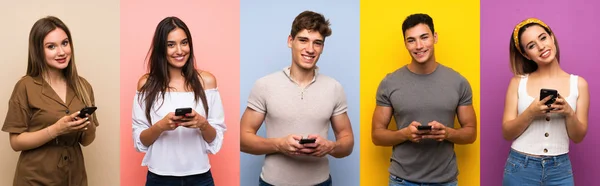 Set Persone Sfondo Colorato Invio Messaggio Con Cellulare — Foto Stock