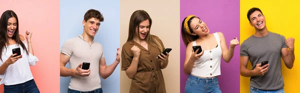 Conjunto Pessoas Sobre Fundo Colorido Com Telefone Posição Vitória — Fotografia de Stock