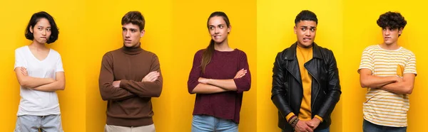 Ensemble Personnes Sur Fond Jaune Isolé Avec Expression Floue Visage — Photo