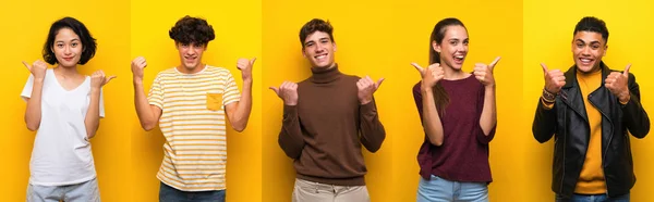 Ensemble Personnes Sur Fond Jaune Isolé Avec Les Pouces Vers — Photo