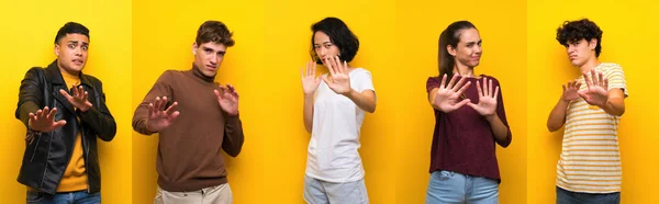 Conjunto Pessoas Sobre Fundo Amarelo Isolado Nervoso Esticando Mãos Para — Fotografia de Stock