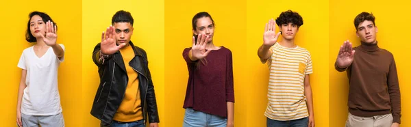 Σύνολο Ανθρώπων Πάνω Από Απομονωμένο Κίτρινο Φόντο Κάνοντας Χειρονομία Στάση — Φωτογραφία Αρχείου