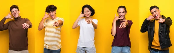 Gruppe Von Menschen Auf Isoliertem Gelben Hintergrund Die Handygesten Machen — Stockfoto