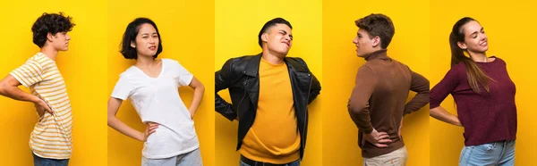 Gruppe Von Menschen Mit Isoliertem Gelben Hintergrund Die Unter Rückenschmerzen — Stockfoto