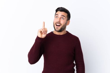 Sakallı, sakallı, beyaz bir geçmişi olan genç, yakışıklı bir adam çözümü bulmak için parmağını kaldırıyor.