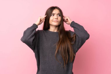 Soyutlanmış pembe bir geçmişi olan genç bir kadın. Şüpheleri ve düşünceleri var.