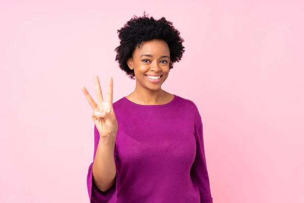 Africano Americano Mulher Sobre Isolado Rosa Fundo Feliz Contando Três — Fotografia de Stock