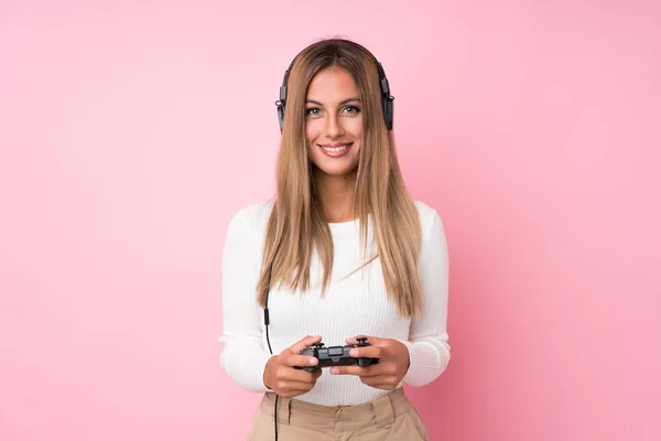 Jong Blond Vrouw Geïsoleerde Roze Achtergrond Spelen Videogames — Stockfoto