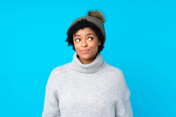 Afrikanisch Amerikanische Frau Mit Wintermütze Über Isoliertem Blauem Hintergrund Lacht — Stockfoto