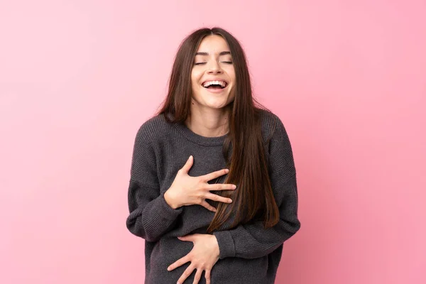 Giovane Donna Isolato Sfondo Rosa Sorridente Molto — Foto Stock