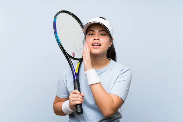 若いですティーンアジアの女の子プレイテニスささやき何か — ストック写真