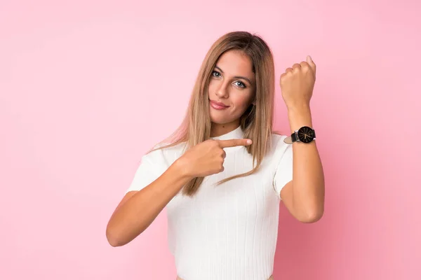 Mujer Rubia Joven Sobre Fondo Rosa Aislado Que Muestra Reloj — Foto de Stock