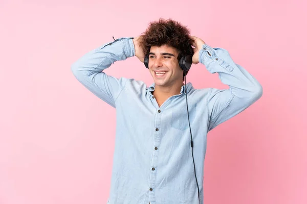 Joven Hombre Caucásico Sobre Fondo Rosa Aislado Usando Móvil Con —  Fotos de Stock