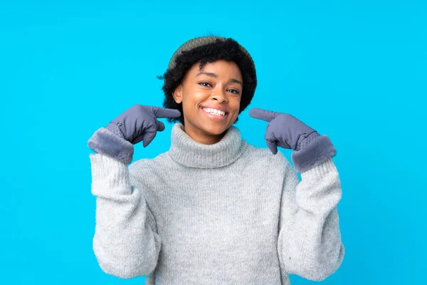 Afrikanische Amerikanerin Mit Wintermütze Über Isoliertem Blauem Hintergrund Stolz Und — Stockfoto