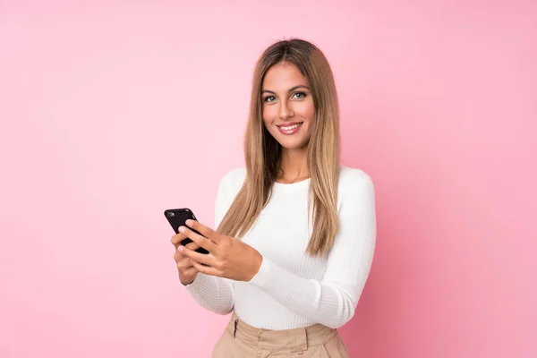 Mujer Rubia Joven Sobre Fondo Rosa Aislado Enviando Mensaje Correo —  Fotos de Stock