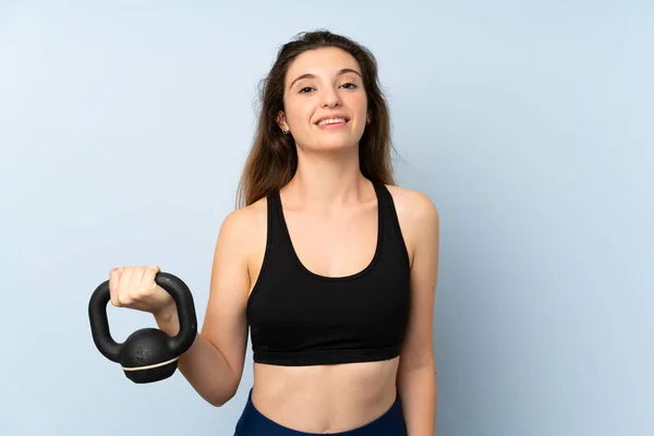 Jovem Morena Fazendo Levantamento Peso Com Kettlebell Sobre Fundo Isolado — Fotografia de Stock