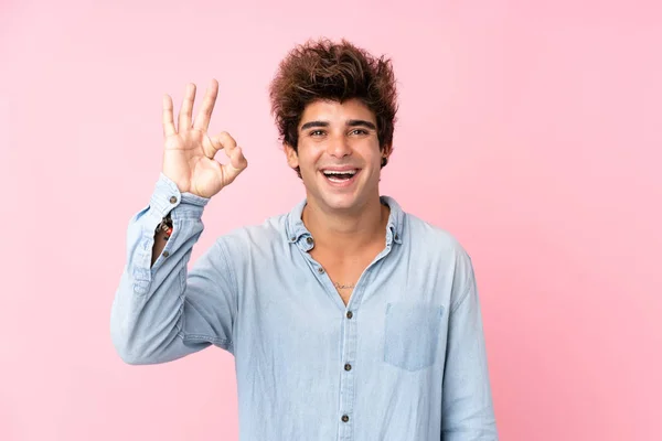 Joven Caucásico Hombre Con Jean Camisa Sobre Aislado Rosa Fondo —  Fotos de Stock