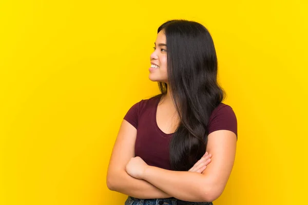 Giovane Adolescente Asiatico Ragazza Oltre Isolato Giallo Sfondo Cercando Lato — Foto Stock