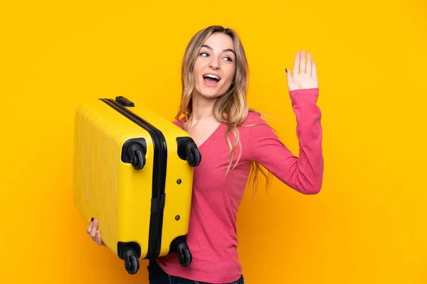 Mujer Joven Sobre Fondo Amarillo Aislado Vacaciones Con Maleta Viaje — Foto de Stock