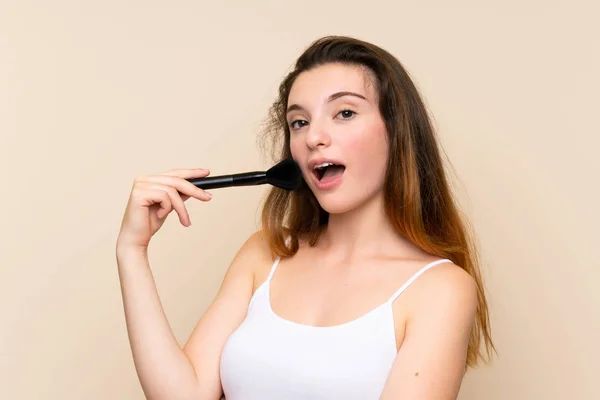 Chica Morena Joven Con Cepillo Maquillaje Sobre Fondo Aislado — Foto de Stock