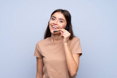 Tecrit edilmiş mavi geçmişi olan genç bir kadın kulaklıkla çalışıyor.