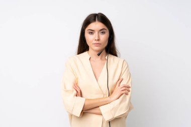 Soyutlanmış beyaz bir geçmişi olan genç pazarlamacı kadın kollarını kavuşturuyor.