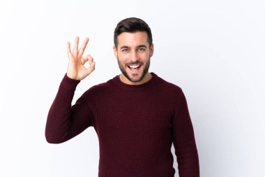 Sakallı, beyaz bir geçmişi olan yakışıklı bir genç. Şaşırmış ve iyi bir işaret veriyor.