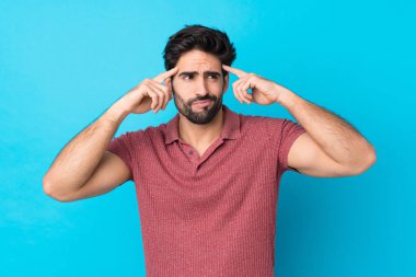 Sakallı, genç, yakışıklı, soyutlanmış, mavi bir geçmişi var.