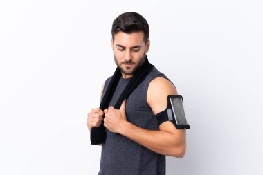 Spor havlusu olan, izole edilmiş beyaz arka planda sakallı yakışıklı bir genç.
