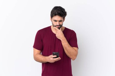 Sakallı, beyaz bir geçmişi olan yakışıklı bir genç. Düşünüyor ve mesaj yolluyor.