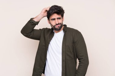 Sakallı, sakallı, genç ve yakışıklı bir adam.