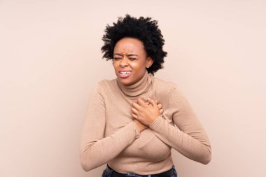 Afrikalı Amerikalı bir kadın izole edilmiş bir geçmişi var. Kalbinde ağrı var.